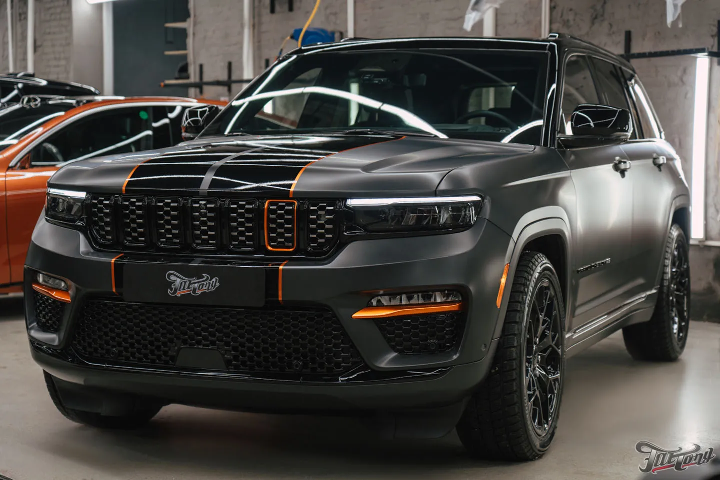 Большой проект по Jeep Grand Cherokee, часть 4: цветные ремни безопасности, фирменный шиномонтаж, комплекс детейлинг-услуг. Выдача автомобиля!